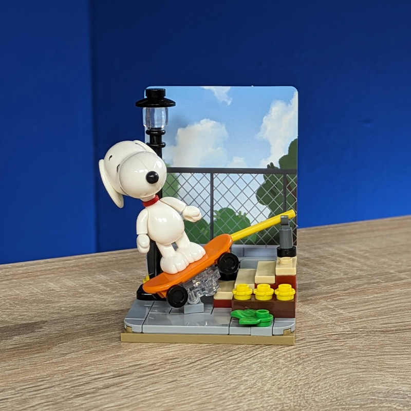 Bluebrixx Peanuts Snoopy fährt Skateboard