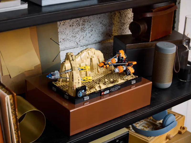 LEGO Star Wars Podrennen Mos Espa Diorama 75380 Lifestyle Set ausgestellt
