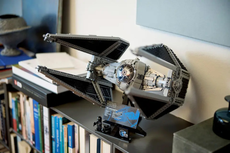 LEGO UCS Tie Fighter 75382 Lifestyle ausgestellt