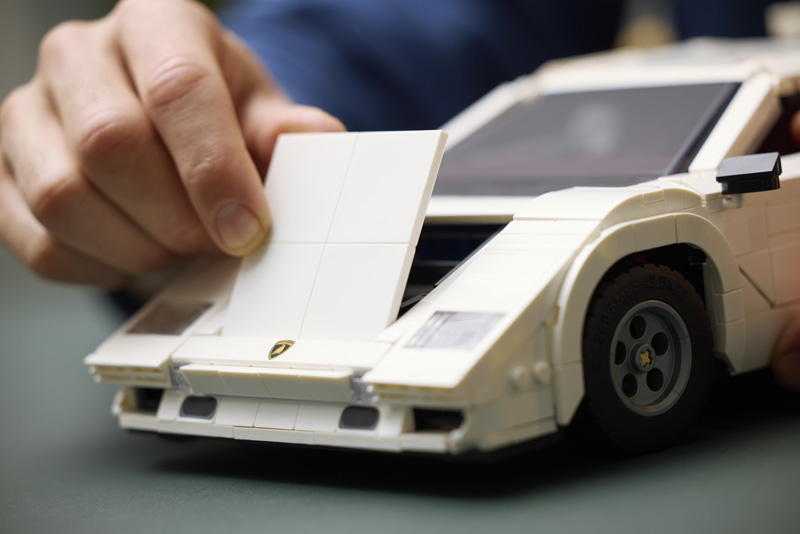 LEGO 10337 Lamborghini Countach Lifestyle Detail