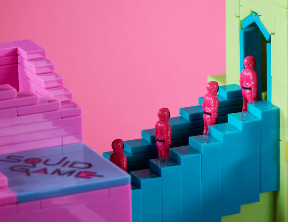 MEGA Squid Game HYL45 Staircase Detail
