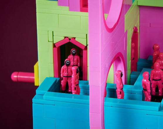 MEGA Squid Game HYL45 Staircase Detail