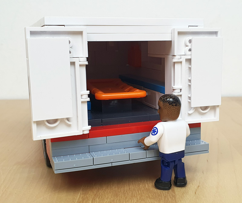 COBI RAM 3500 Ambulance 24609 aufgebaut