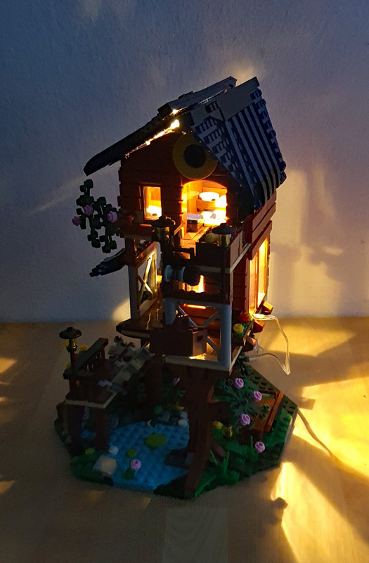 CaDA Four Seasons Tree House C66004W beleuchtet