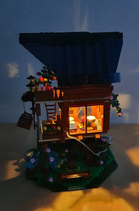 CaDA Four Seasons Tree House C66004W beleuchtet
