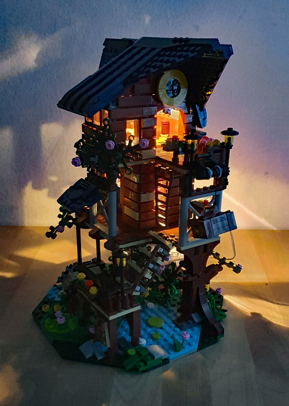 CaDA Four Seasons Tree House C66004W beleuchtet