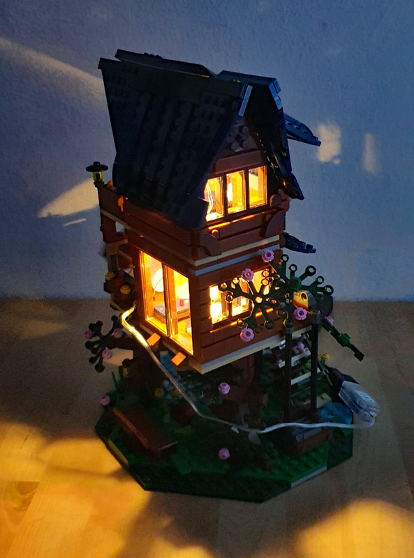 CaDA Four Seasons Tree House C66004W beleuchtet
