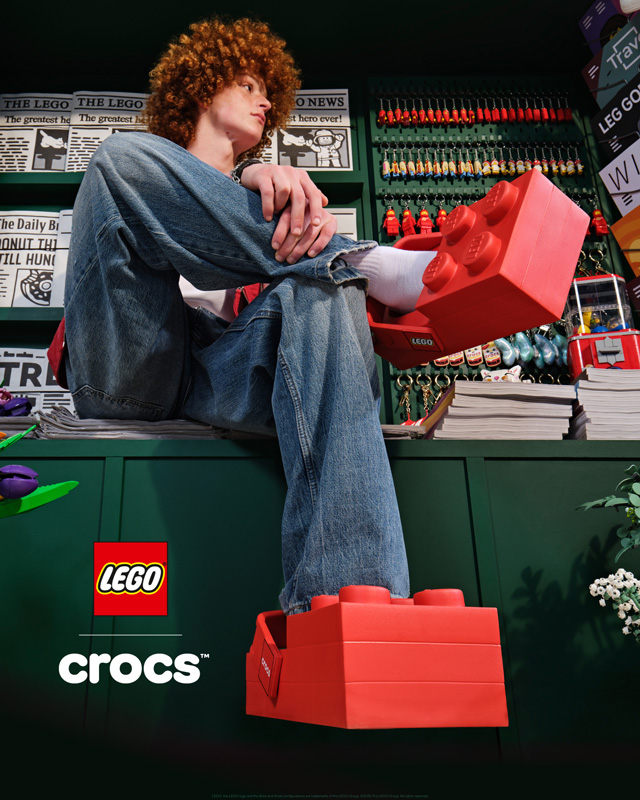 LEGO Crocs Schuhe Lifestylebild