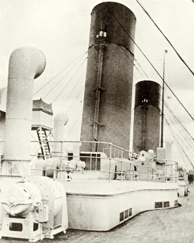 RMS Titanic COBI historisch dritter und vierter Schornstein