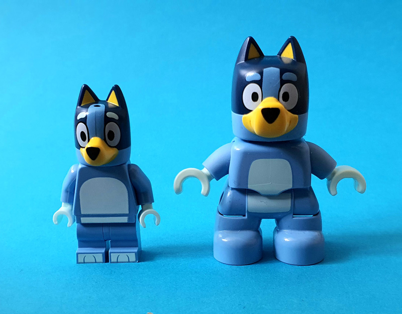 LEGO Bluey 30687 Blueys Teeparty Vergleich Minifigur und Duplo Figur