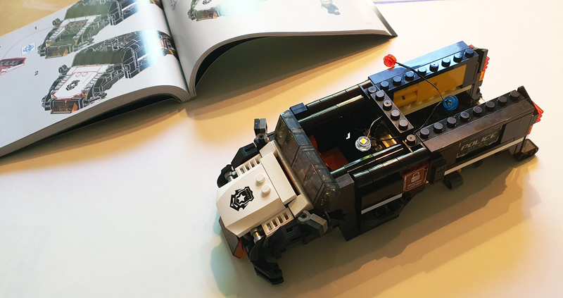 Lumibricks Cyberpunk Urban Convoy 17008 Aufbau