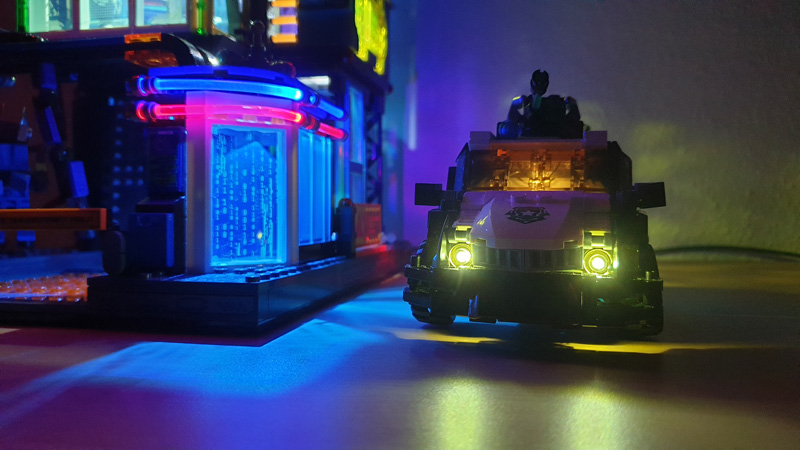 Lumibricks Cyberpunk Police Headquarter 17009 17008 Urban Convoy gebaut beleuchtet