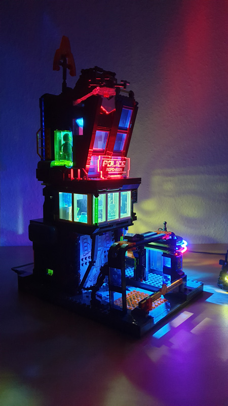 Lumibricks Cyberpunk Police Headquarter 17009 17008 Urban Convoy gebaut beleuchtet