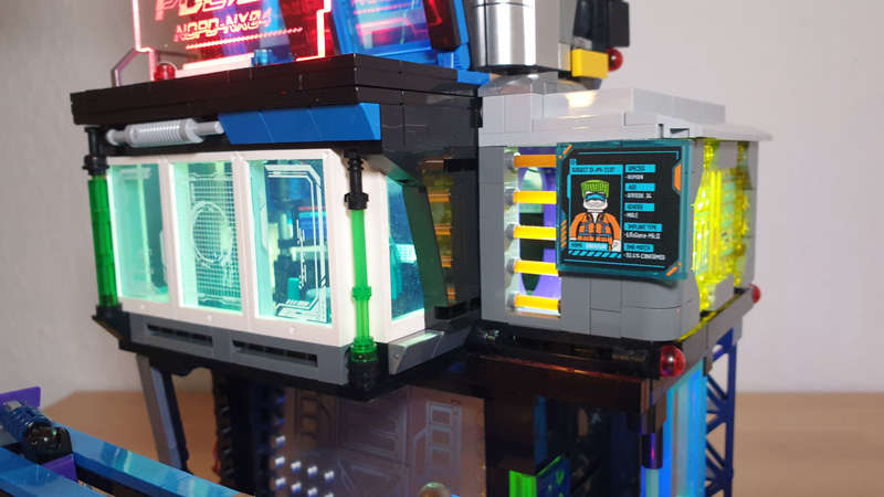 Lumibricks Cyberpunk Police Headquarter 17009 17008 Urban Convoy gebaut