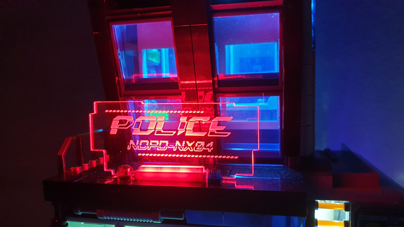 Lumibricks Cyberpunk Police Headquarter 17009 17008 Urban Convoy gebaut
