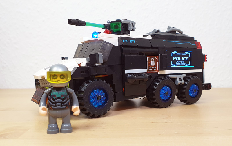 Lumibricks Cyberpunk Police Headquarter 17009 17008 Urban Convoy gebaut