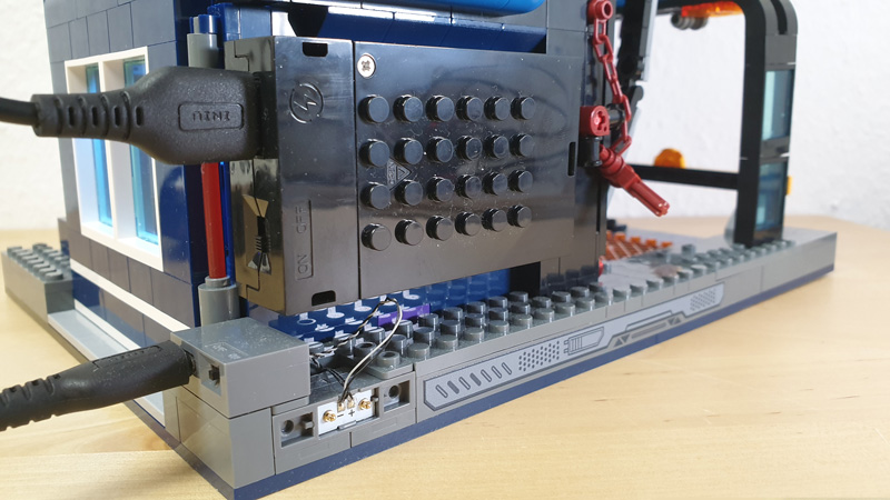 Lumibricks Cyberpunk Police Headquarter 17009 17008 Urban Convoy gebaut