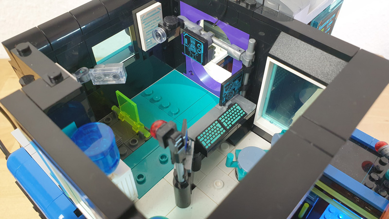 Lumibricks Cyberpunk Police Headquarter 17009 17008 Urban Convoy gebaut