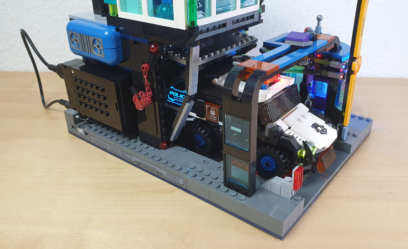 Lumibricks Cyberpunk Police Headquarter 17009 17008 Urban Convoy gebaut