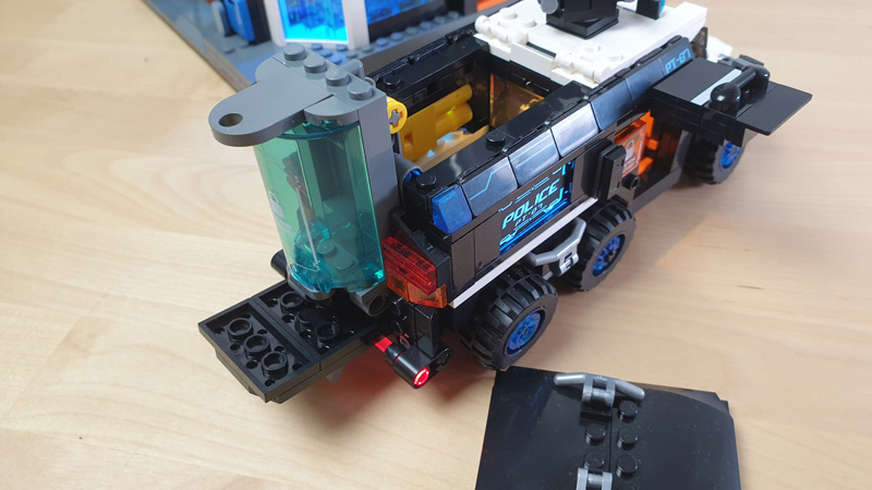 Lumibricks Cyberpunk Police Headquarter 17009 17008 Urban Convoy gebaut
