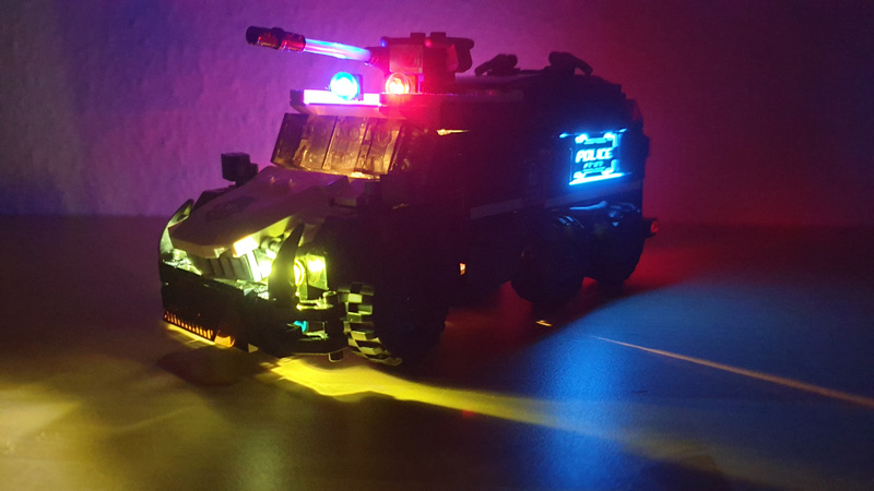 Lumibricks Cyberpunk Police Headquarter 17009 17008 Urban Convoy gebaut beleuchtet