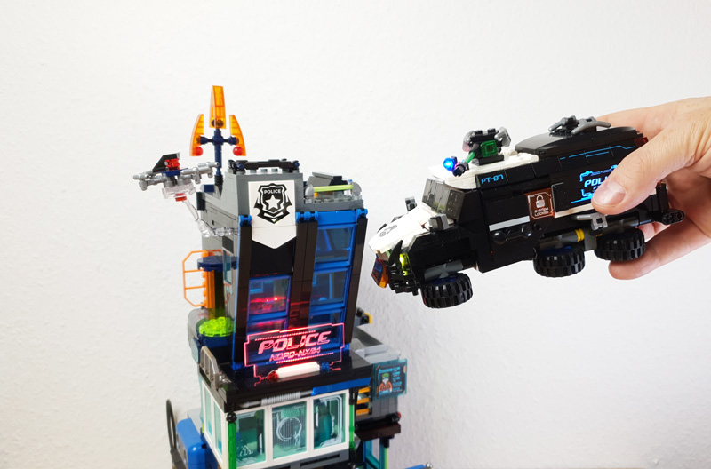 Lumibricks Cyberpunk Police Headquarter 17009 17008 Urban Convoy gebaut