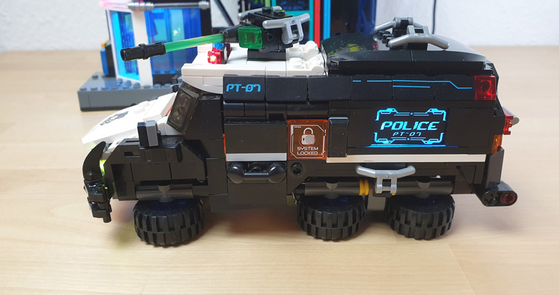 Lumibricks Cyberpunk Police Headquarter 17009 17008 Urban Convoy gebaut