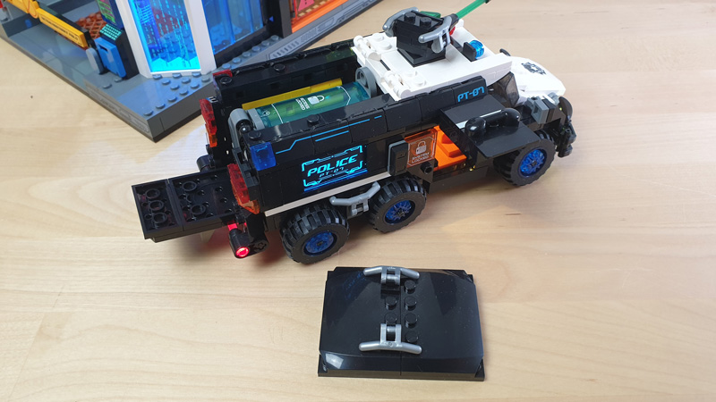 Lumibricks Cyberpunk Police Headquarter 17009 17008 Urban Convoy gebaut