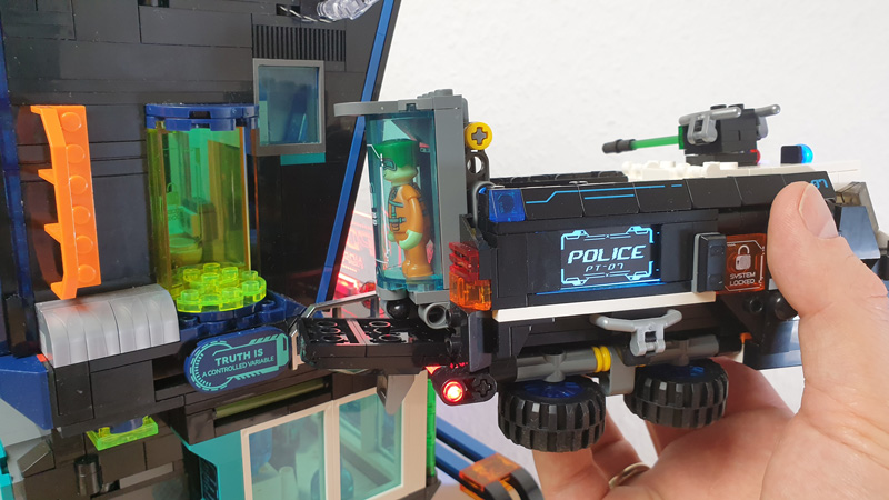 Lumibricks Cyberpunk Police Headquarter 17009 17008 Urban Convoy gebaut
