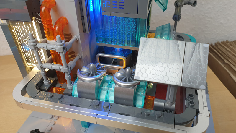 Lumibricks 17010 Cyberpunk Neon Tech Station gebaut