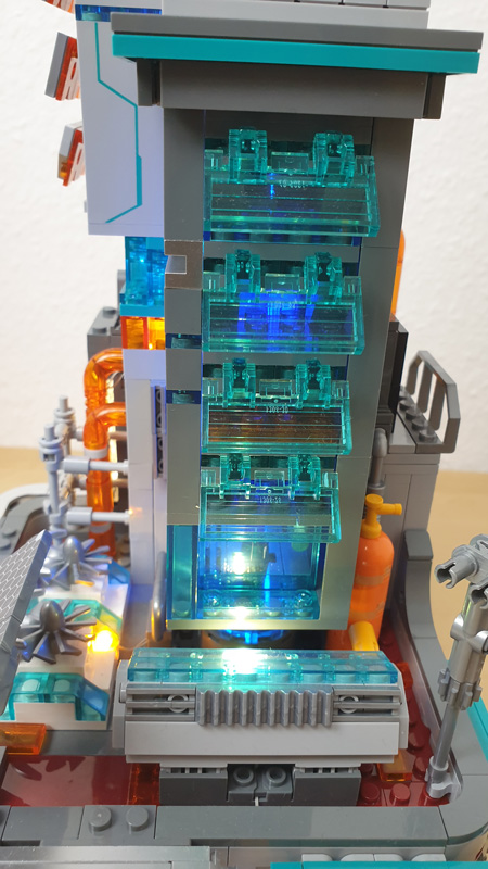 Lumibricks 17010 Cyberpunk Neon Tech Station gebaut
