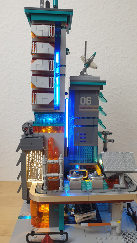 Lumibricks 17010 Cyberpunk Neon Tech Station gebaut