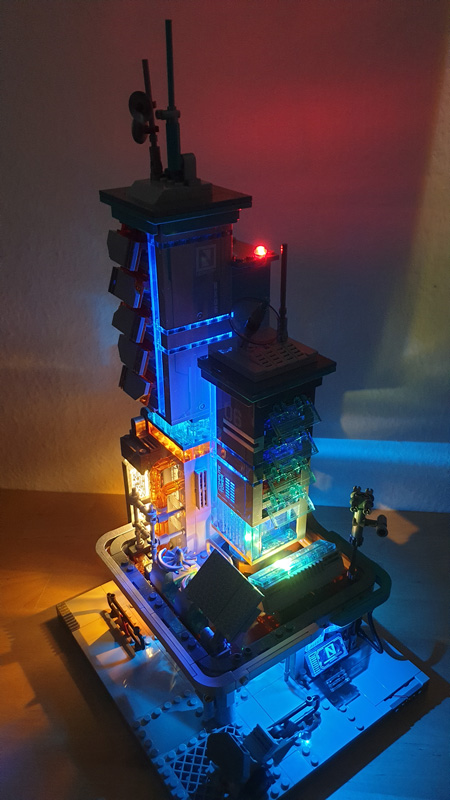 Lumibricks 17010 Cyberpunk Neon Tech Station gebaut Licht
