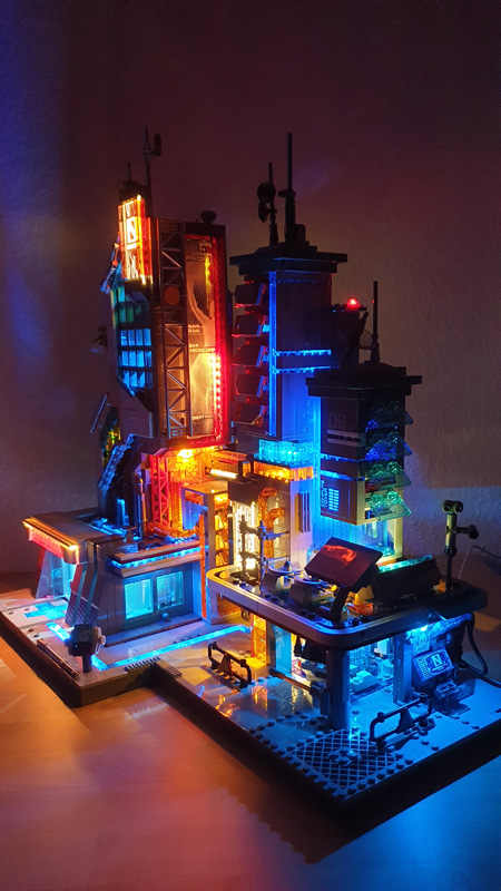 Lumibricks Cyberpunk Neon Tech Tower 17011 Tech Station 17010 Licht