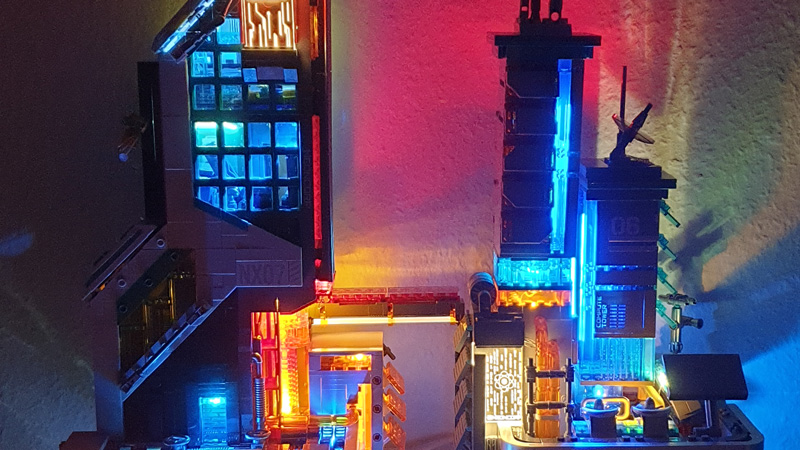Lumibricks Cyberpunk Neon Tech Tower 17011 Tech Station 17010 Licht