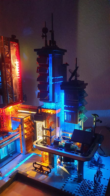 Lumibricks Cyberpunk Neon Tech Tower 17011 Tech Station 17010 Licht