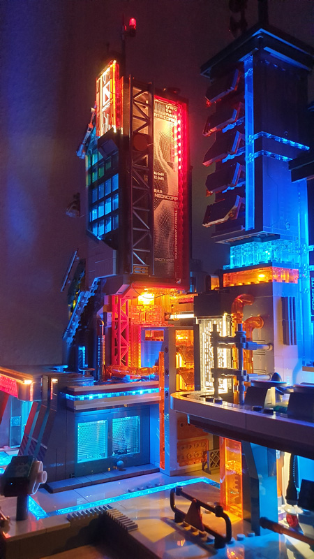 Lumibricks Cyberpunk Neon Tech Tower 17011 Tech Station 17010 Licht