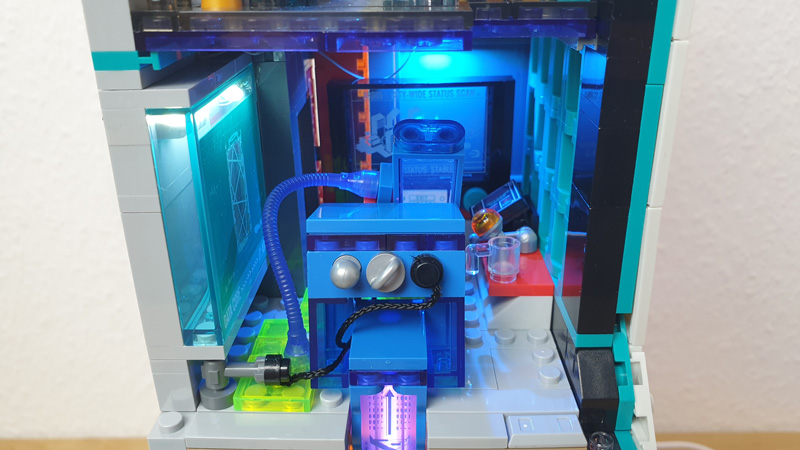 Lumibricks 17011 Cyberpunk Neon Tech Tower gebaut