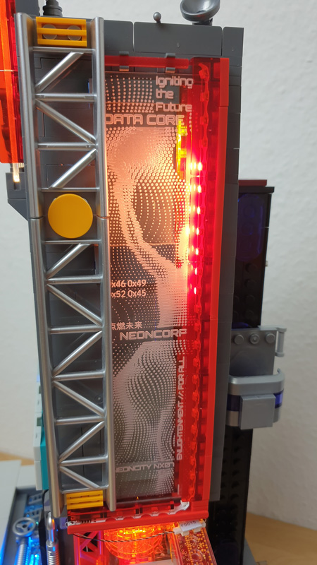 Lumibricks 17011 Cyberpunk Neon Tech Tower gebaut