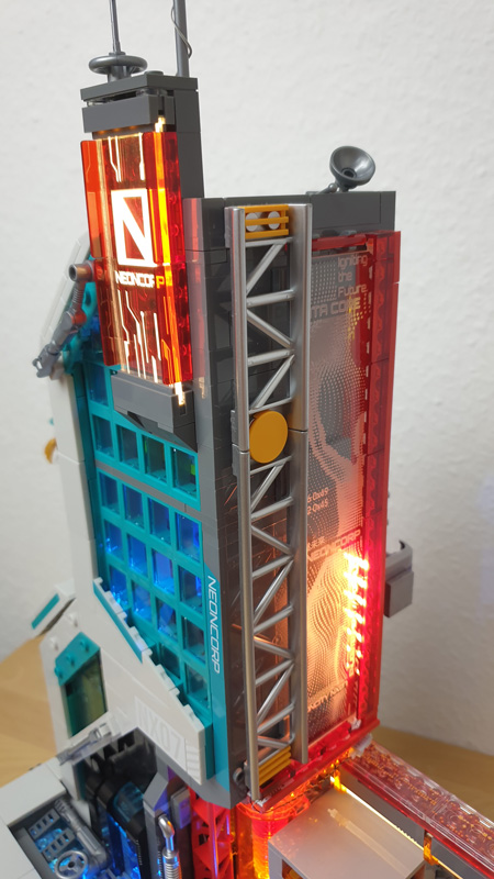 Lumibricks 17011 Cyberpunk Neon Tech Tower gebaut