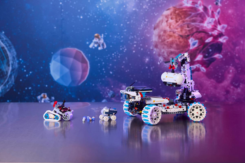 LEGO Lunar Outpost Mondrover 42211